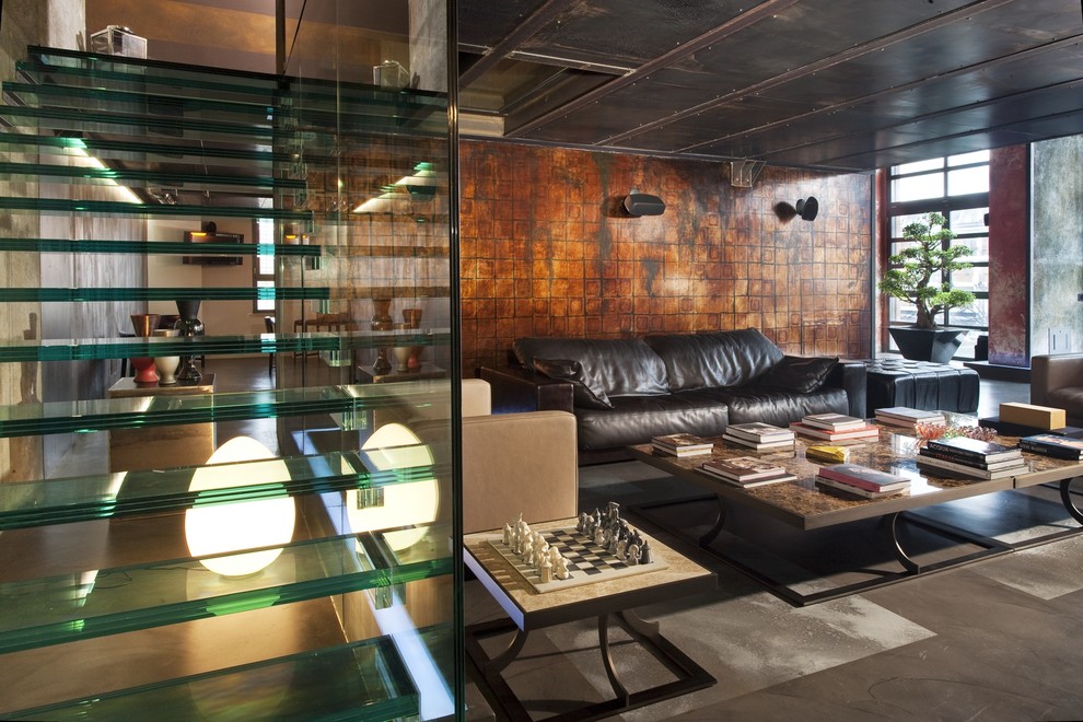 Foto di un soggiorno industriale aperto e di medie dimensioni con pareti marroni, pavimento in cemento, sala formale e TV a parete