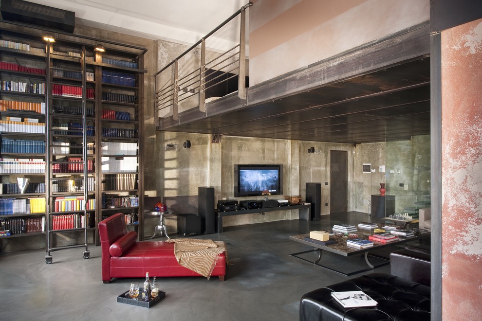 Стильный дизайн: большая гостиная комната в стиле лофт с с книжными шкафами и полками, бетонным полом и телевизором на стене - последний тренд