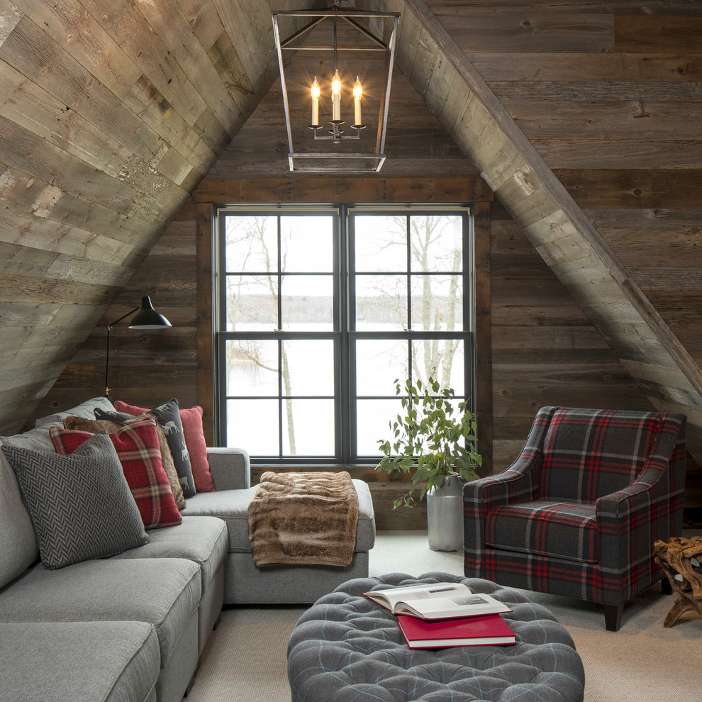 Foto de salón tipo loft rústico grande sin chimenea con paredes marrones, moqueta, televisor independiente y suelo beige