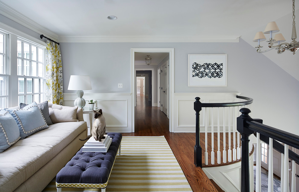 Repräsentatives, Fernseherloses Klassisches Wohnzimmer ohne Kamin, im Loft-Stil mit blauer Wandfarbe und dunklem Holzboden in New York