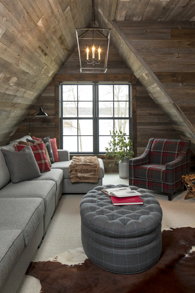 Imagen de salón tipo loft rural grande sin chimenea con paredes marrones, moqueta, televisor independiente y suelo beige