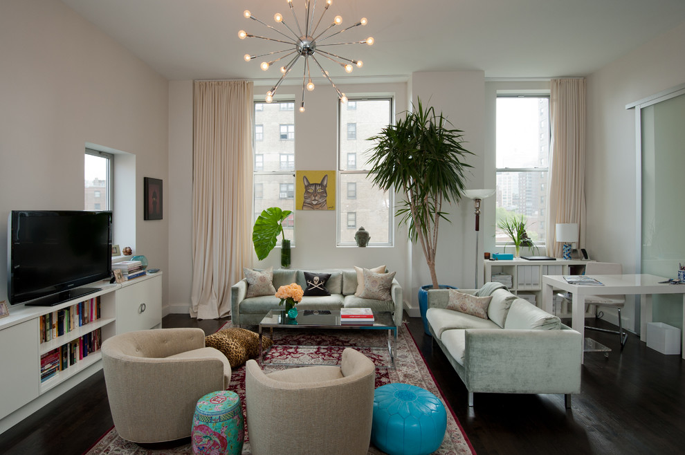 Стильный дизайн: большая гостиная комната в современном стиле с бежевыми стенами и отдельно стоящим телевизором - последний тренд