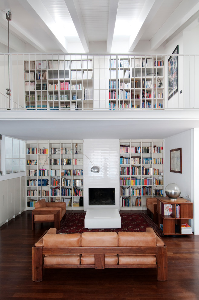 Стильный дизайн: гостиная комната в стиле модернизм с с книжными шкафами и полками - последний тренд