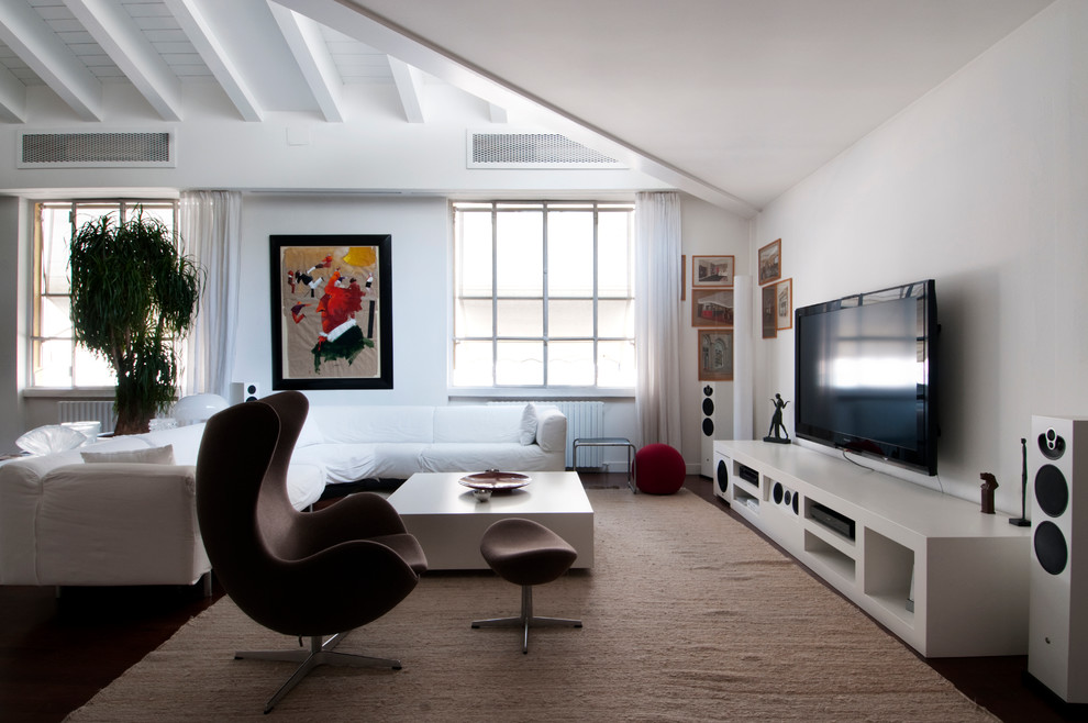 Idéer för funkis vardagsrum, med ett finrum, vita väggar och en väggmonterad TV