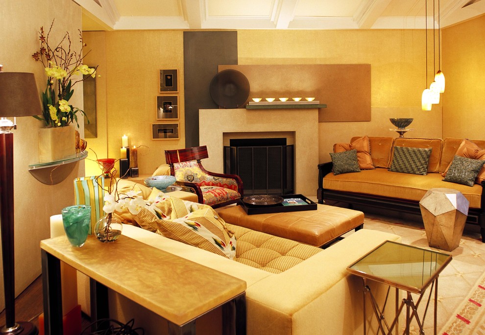 Idee per un piccolo soggiorno chic stile loft con pareti beige, camino classico e parquet scuro