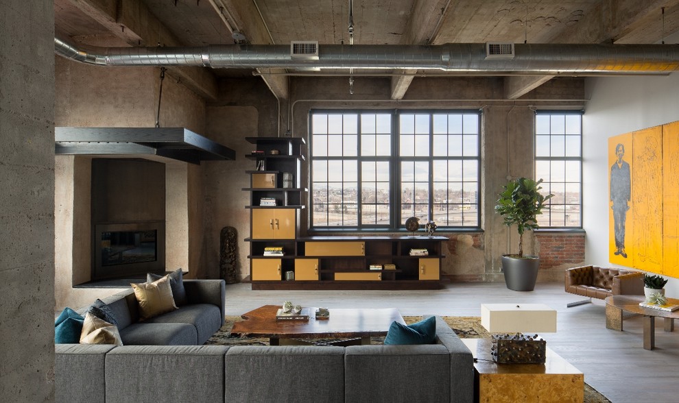 Großes Industrial Wohnzimmer mit dunklem Holzboden und weißer Wandfarbe in Denver