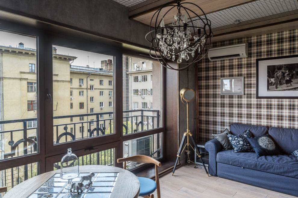 Repräsentatives, Offenes, Mittelgroßes Industrial Wohnzimmer mit brauner Wandfarbe und hellem Holzboden in Moskau