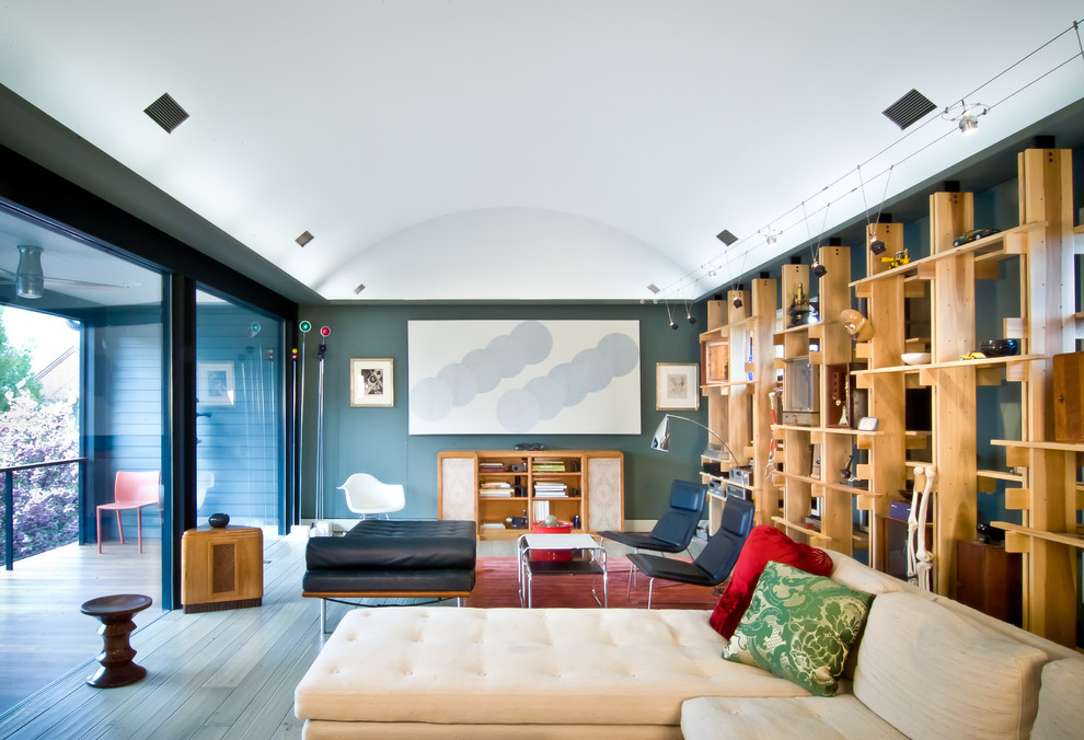 Идея дизайна: открытая гостиная комната среднего размера в современном стиле с с книжными шкафами и полками, зелеными стенами и светлым паркетным полом