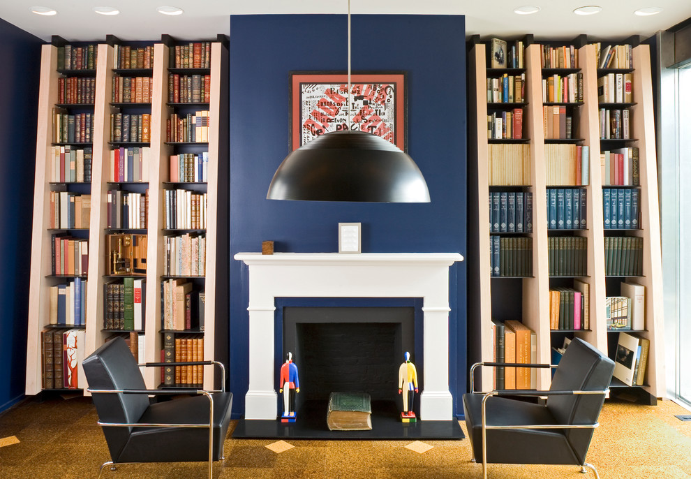 Источник вдохновения для домашнего уюта: изолированная гостиная комната среднего размера в современном стиле с синими стенами, пробковым полом и стандартным камином