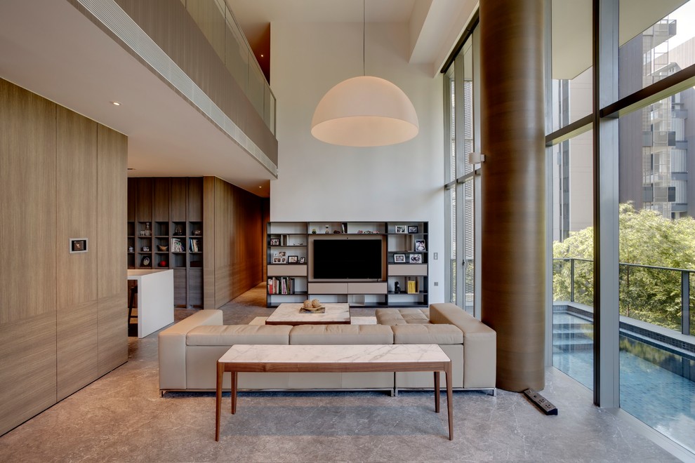Foto de sala de estar abierta contemporánea con paredes blancas, televisor colgado en la pared y suelo gris