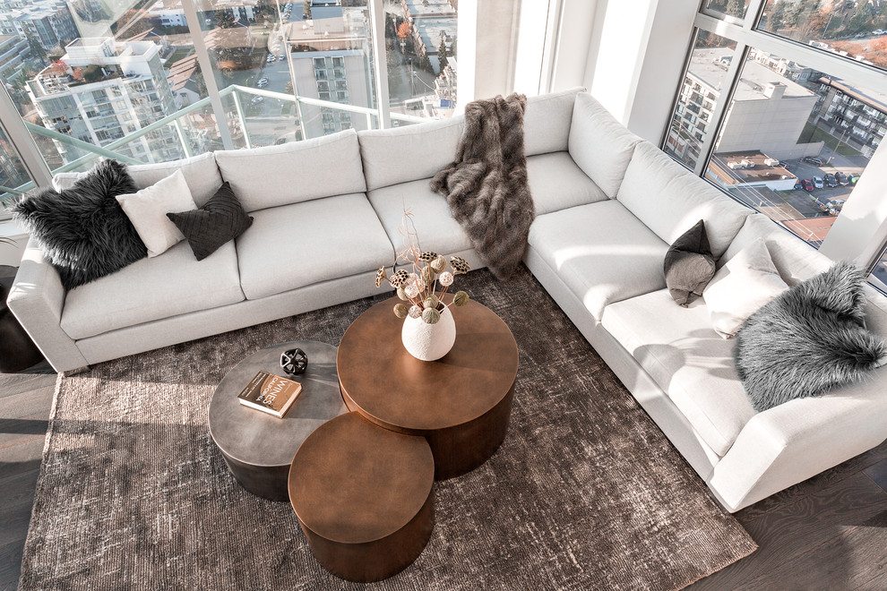 Mittelgroßes, Offenes Modernes Wohnzimmer mit weißer Wandfarbe, hellem Holzboden, Gaskamin, Kaminumrandung aus Holz und braunem Boden in Vancouver