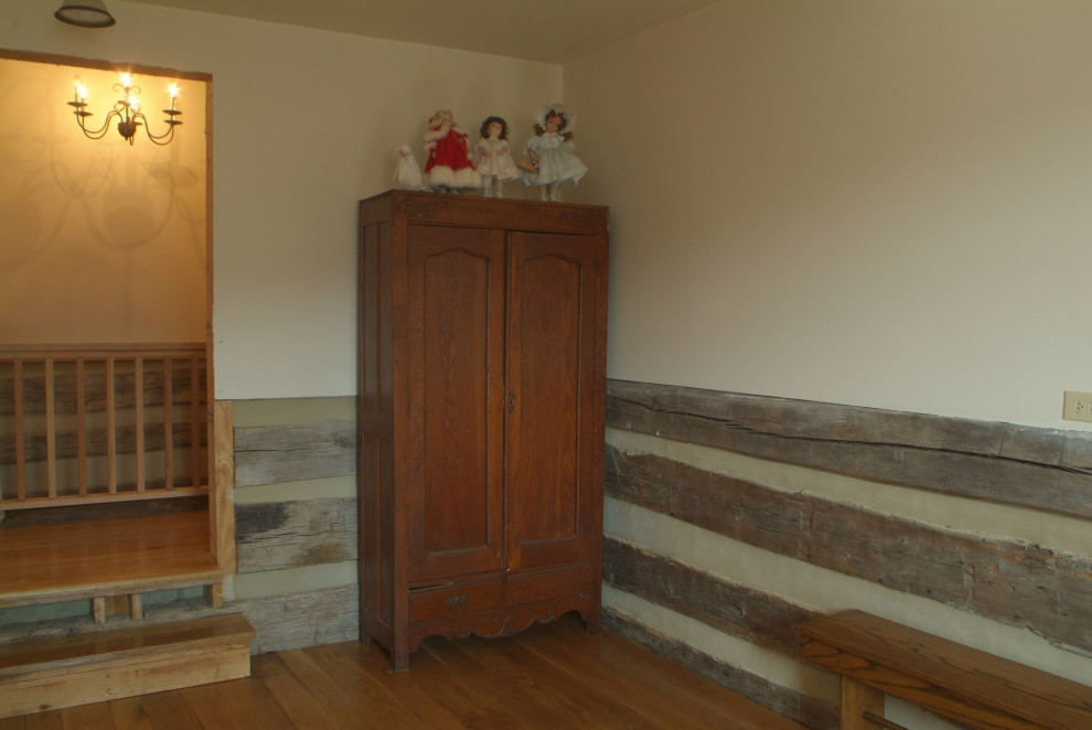 Réalisation d'un salon en bois de taille moyenne et fermé avec un mur marron, un sol en bois brun, une cheminée standard, un manteau de cheminée en brique, un sol marron et poutres apparentes.