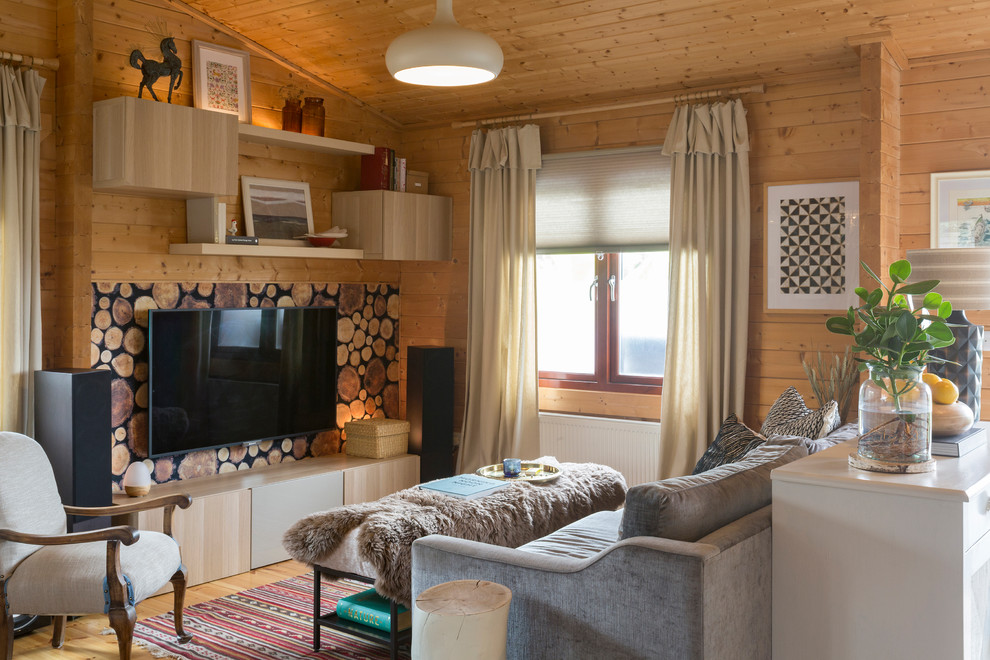 Imagen de salón abierto rústico de tamaño medio con suelo de madera clara y televisor colgado en la pared
