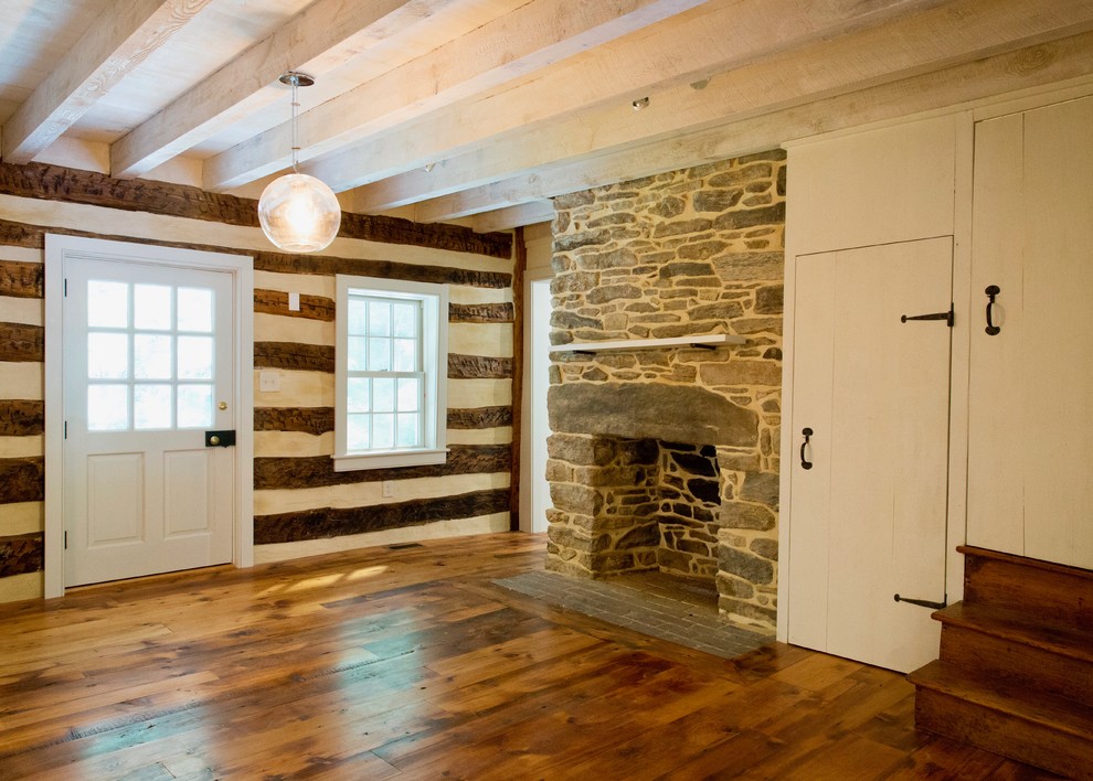 Mittelgroßes, Repräsentatives, Abgetrenntes Landhaus Wohnzimmer mit weißer Wandfarbe, braunem Holzboden, Kamin und Kaminumrandung aus Stein in Baltimore
