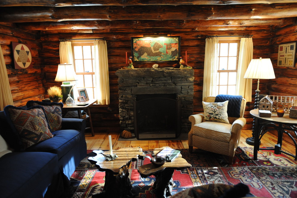 Exemple d'un salon montagne ouvert avec parquet clair, un manteau de cheminée en pierre et un téléviseur encastré.