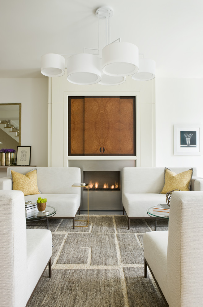 Diseño de salón abierto minimalista de tamaño medio con paredes blancas, chimenea lineal, televisor retractable, marco de chimenea de metal y suelo gris
