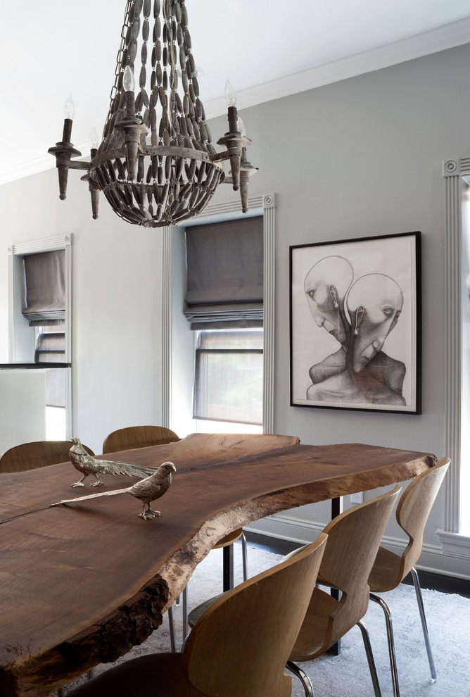 На фото: столовая среднего размера в стиле неоклассика (современная классика) с серыми стенами и темным паркетным полом без камина с