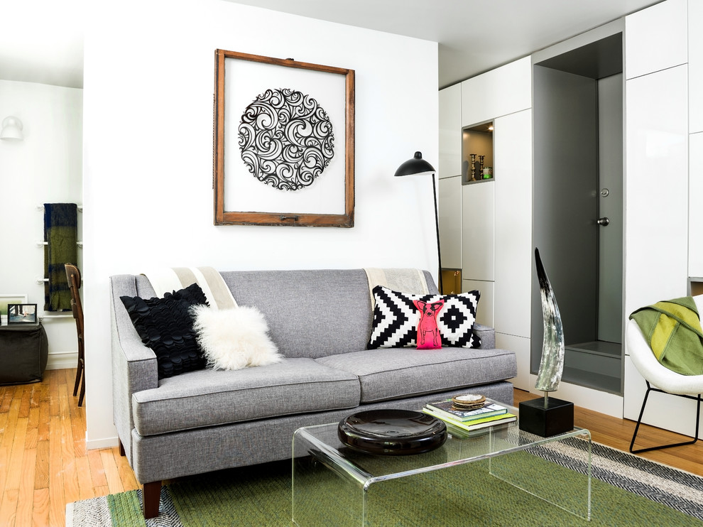Идея дизайна: маленькая открытая, парадная гостиная комната в современном стиле с белыми стенами, паркетным полом среднего тона, бежевым полом и ковром на полу без камина, телевизора для на участке и в саду