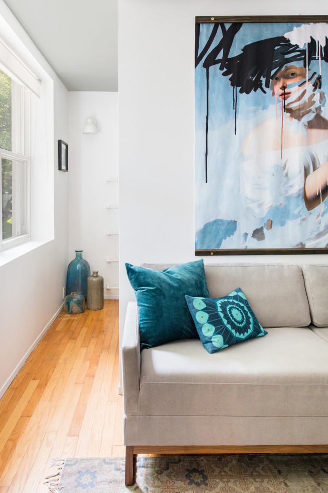 Foto di un piccolo soggiorno minimalista aperto con pareti bianche, parquet chiaro, TV autoportante e pavimento beige