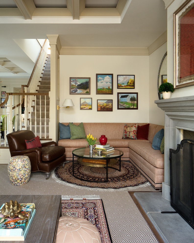 Imagen de salón abierto clásico grande con paredes beige, suelo de madera en tonos medios, todas las chimeneas y suelo marrón