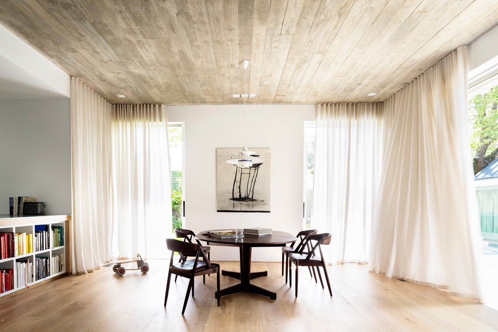 Ejemplo de salón abierto actual de tamaño medio con paredes blancas y suelo de madera clara