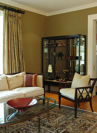 Immagine di un soggiorno classico di medie dimensioni e chiuso con pareti verdi, pavimento in legno massello medio e pavimento marrone