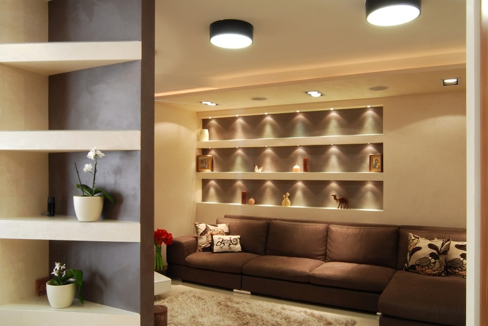 Exempel på ett modernt vardagsrum, med beige väggar