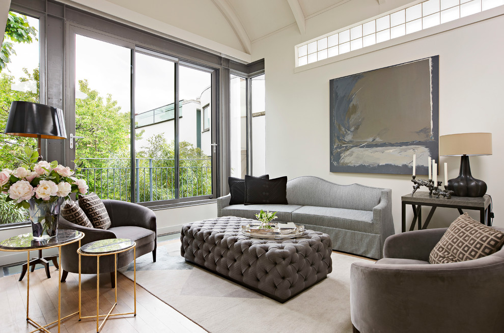 Источник вдохновения для домашнего уюта: гостиная комната в стиле неоклассика (современная классика) с белыми стенами и ковровым покрытием без камина, телевизора