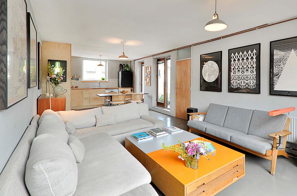Esempio di un piccolo soggiorno moderno aperto con pareti grigie, TV nascosta e pavimento grigio