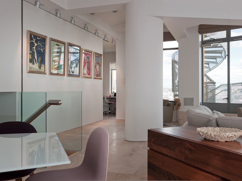 Стильный дизайн: двухуровневая гостиная комната в современном стиле с белыми стенами - последний тренд