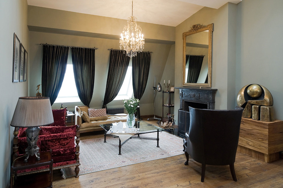 Imagen de salón para visitas tipo loft ecléctico grande con paredes grises, suelo de madera en tonos medios, todas las chimeneas y cortinas
