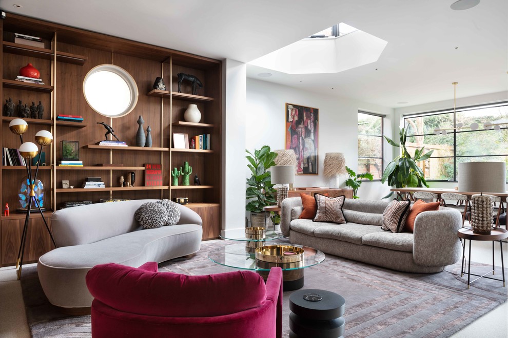 Offenes Modernes Wohnzimmer mit weißer Wandfarbe und grauem Boden in London