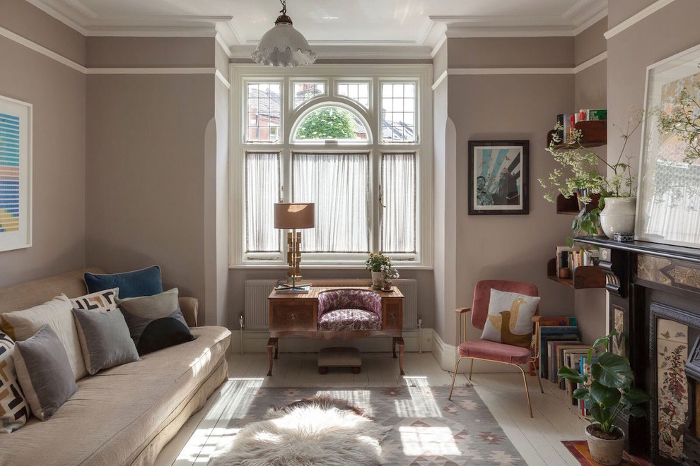 Mittelgroßes, Abgetrenntes Eklektisches Wohnzimmer mit brauner Wandfarbe, gebeiztem Holzboden und weißem Boden in London