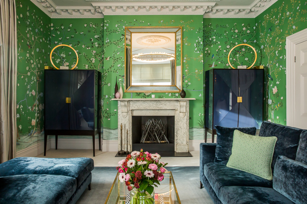 Идея дизайна: изолированная гостиная комната в стиле неоклассика (современная классика) с зелеными стенами, стандартным камином и обоями на стенах