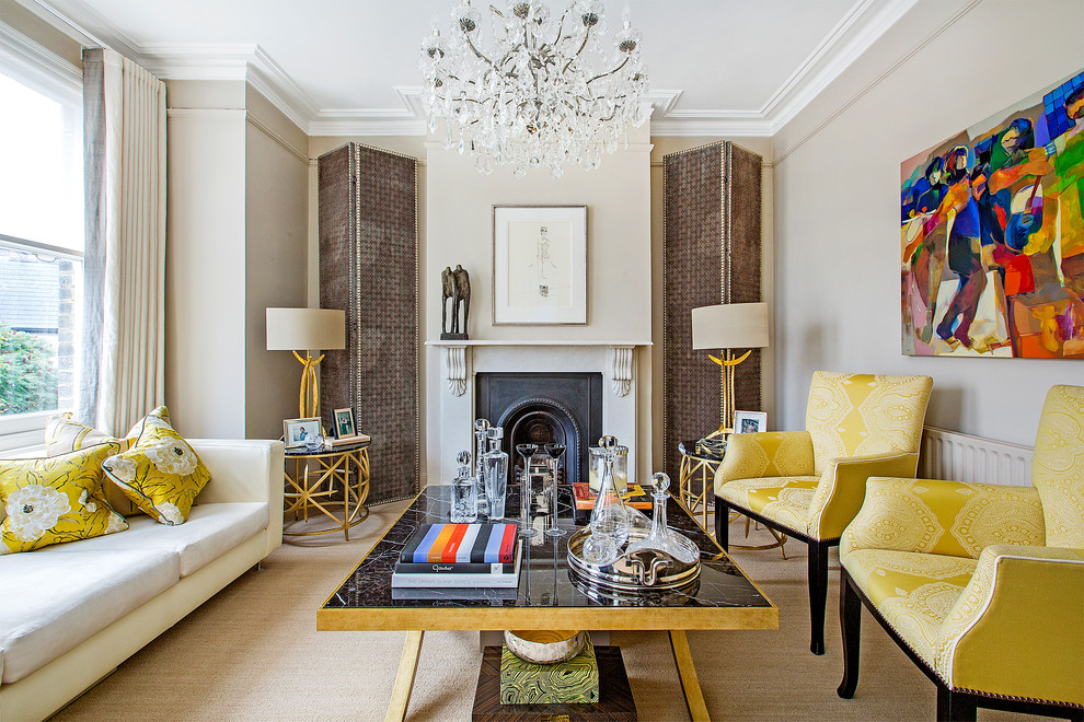 Esempio di un soggiorno chic con sala formale, pareti grigie, moquette, camino classico e pavimento beige