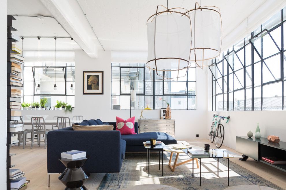 Inspiration pour un salon nordique ouvert avec une salle de réception, un mur blanc et parquet clair.