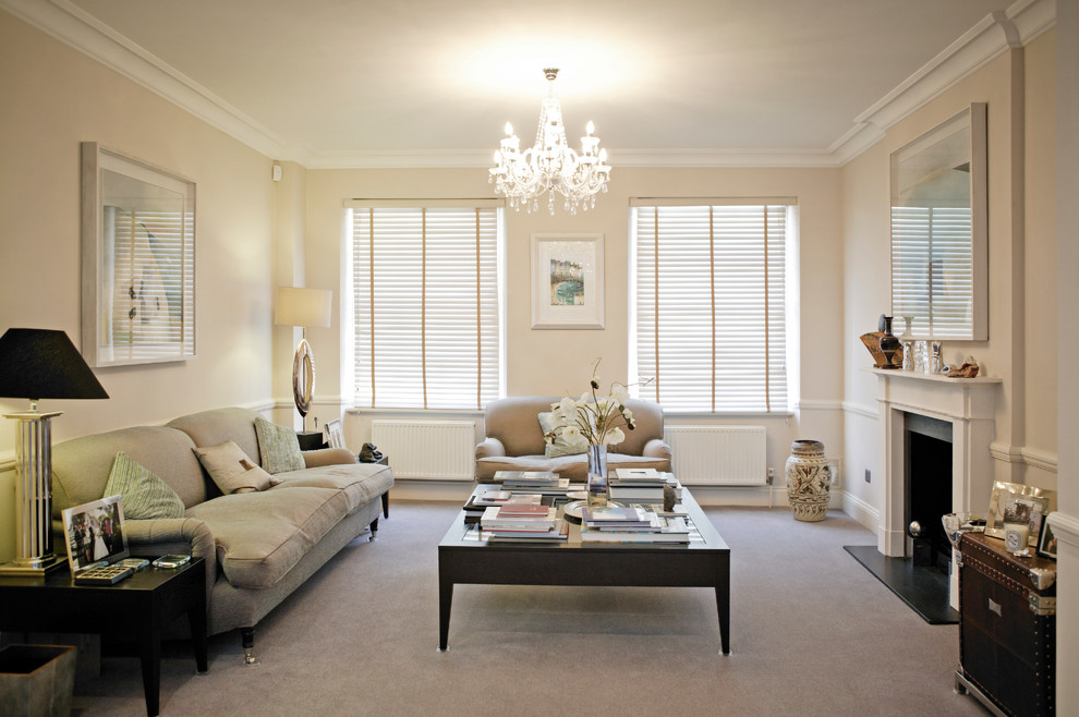 Repräsentatives, Fernseherloses Klassisches Wohnzimmer mit beiger Wandfarbe und Kamin in Sonstige