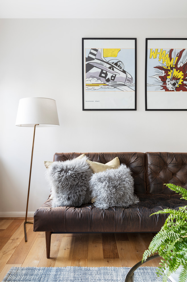 Kleines, Offenes Modernes Wohnzimmer mit grauer Wandfarbe und Laminat in London