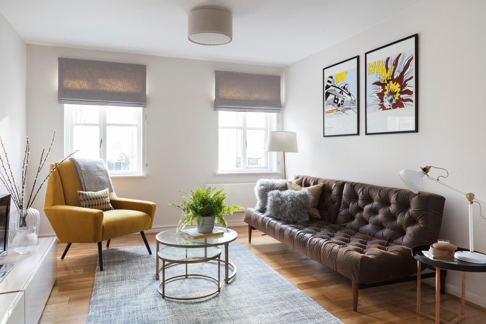 Ispirazione per un piccolo soggiorno minimal aperto con pareti grigie, sala formale, parquet chiaro e pavimento beige
