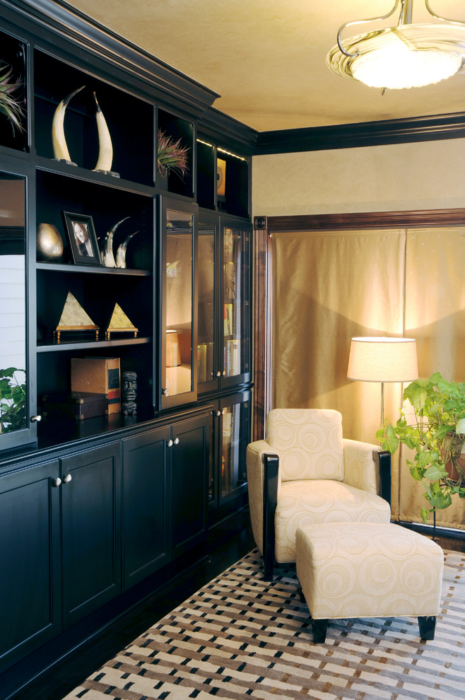 Exempel på ett mellanstort eklektiskt vardagsrum, med beige väggar, heltäckningsmatta och flerfärgat golv