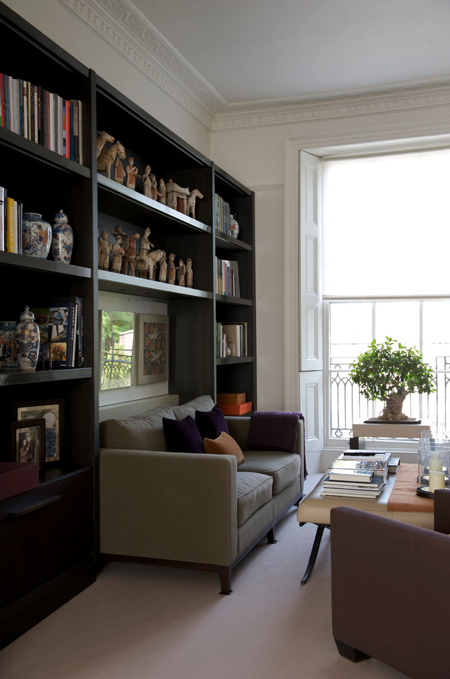 Стильный дизайн: изолированная гостиная комната среднего размера в современном стиле с белыми стенами и ковровым покрытием - последний тренд