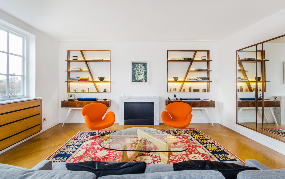Foto di un soggiorno contemporaneo con pareti bianche, pavimento in legno massello medio, camino classico e pavimento marrone