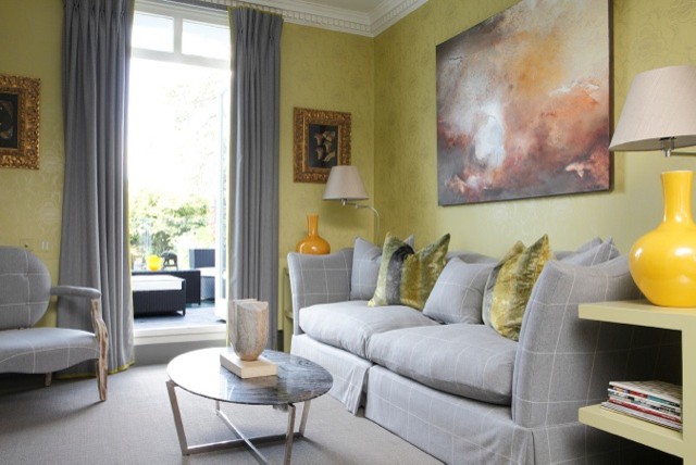 Стильный дизайн: парадная, изолированная гостиная комната среднего размера в стиле фьюжн с желтыми стенами, ковровым покрытием, скрытым телевизором и серым полом - последний тренд