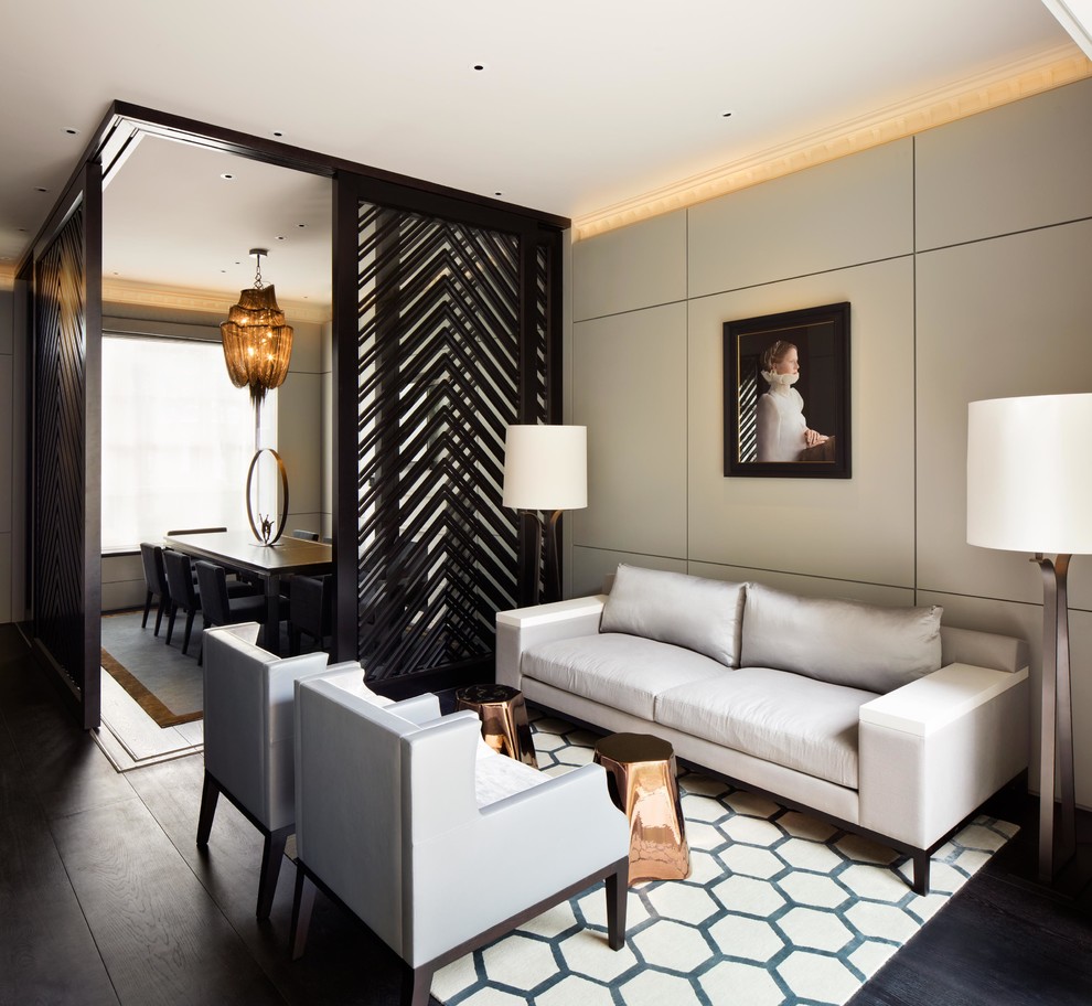 Источник вдохновения для домашнего уюта: изолированная гостиная комната среднего размера в стиле неоклассика (современная классика) с темным паркетным полом, коричневым полом и серыми стенами
