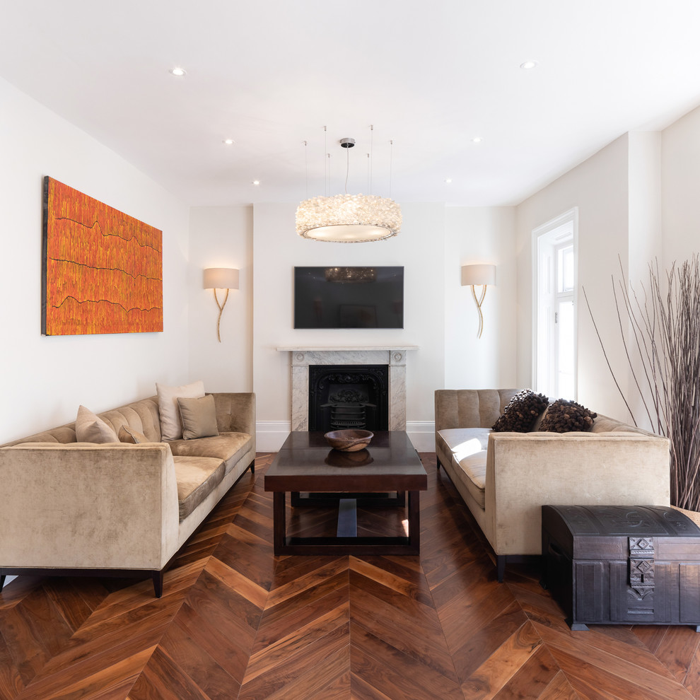 Großes, Abgetrenntes Modernes Wohnzimmer mit grauer Wandfarbe, dunklem Holzboden, Kamin, Kaminumrandung aus Stein, TV-Wand und braunem Boden in Hertfordshire