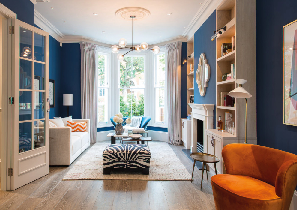 Geräumiges Klassisches Wohnzimmer mit braunem Holzboden und Kaminumrandung aus Holz in London