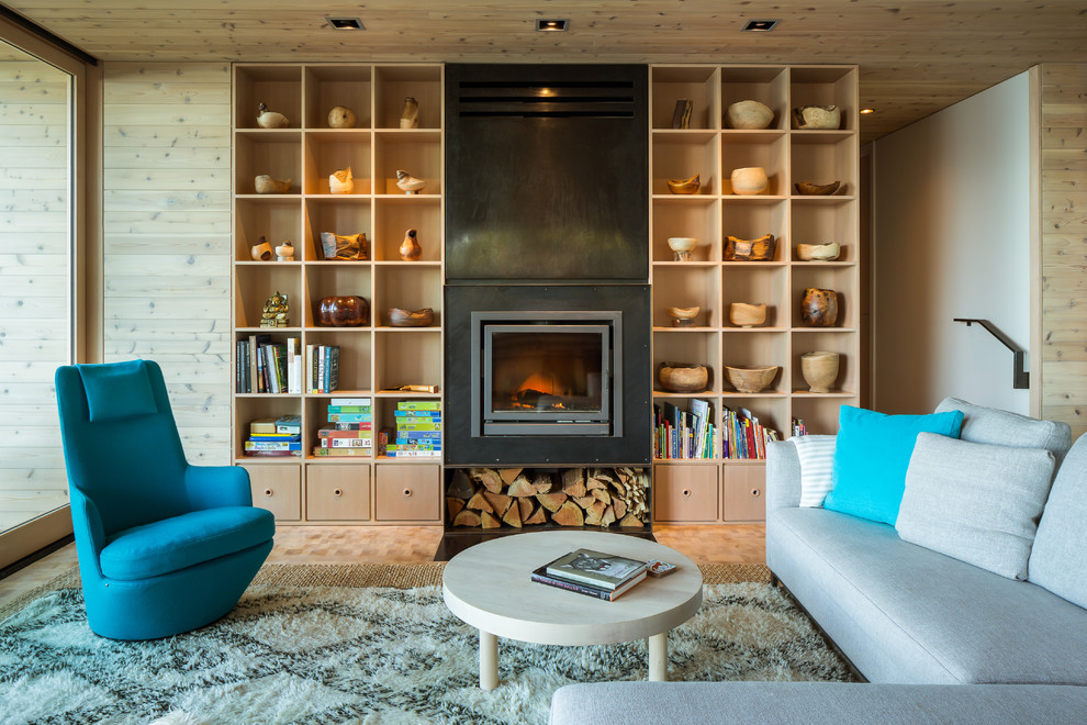 Mittelgroßes, Repräsentatives, Offenes Modernes Wohnzimmer mit braunem Holzboden, Kamin und Kaminumrandung aus Stein in Seattle