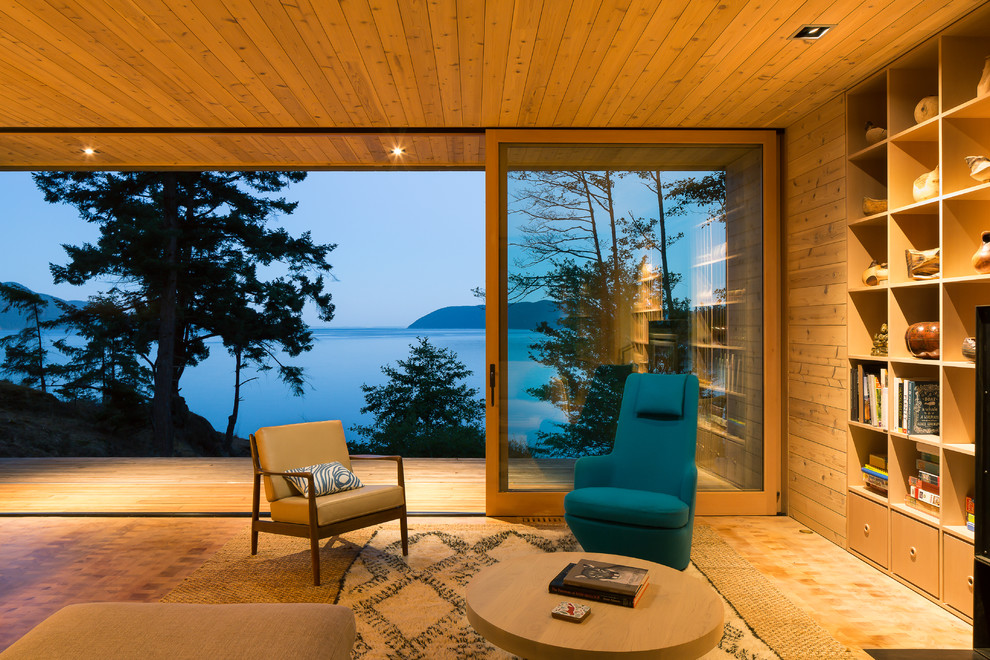 Foto di un soggiorno minimalista di medie dimensioni e aperto con libreria, pareti beige e pavimento in legno massello medio