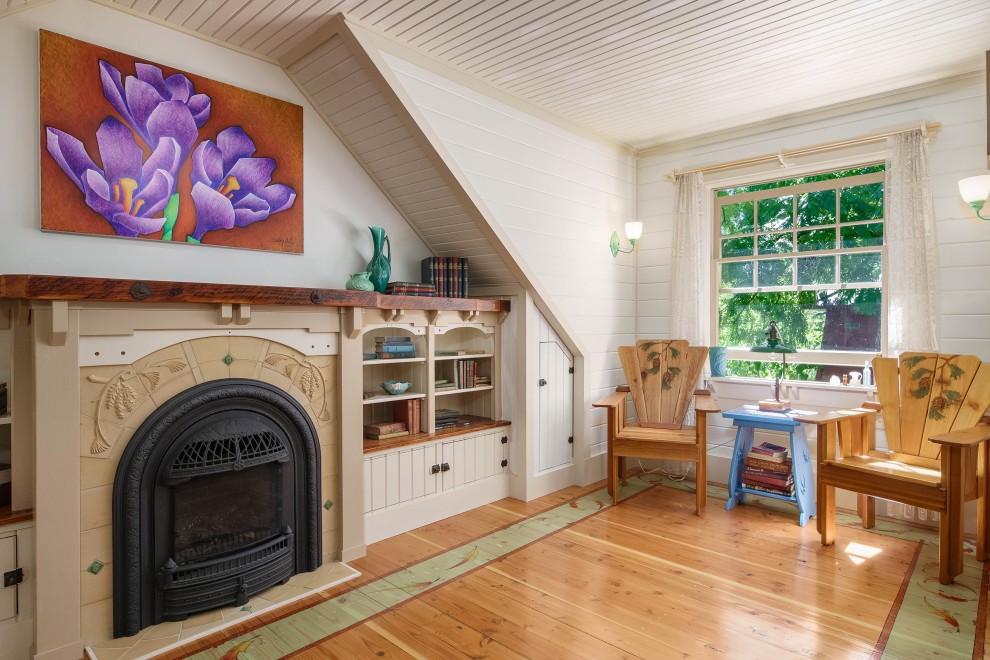 Diseño de salón campestre con paredes blancas, suelo de madera pintada, suelo multicolor, machihembrado y machihembrado