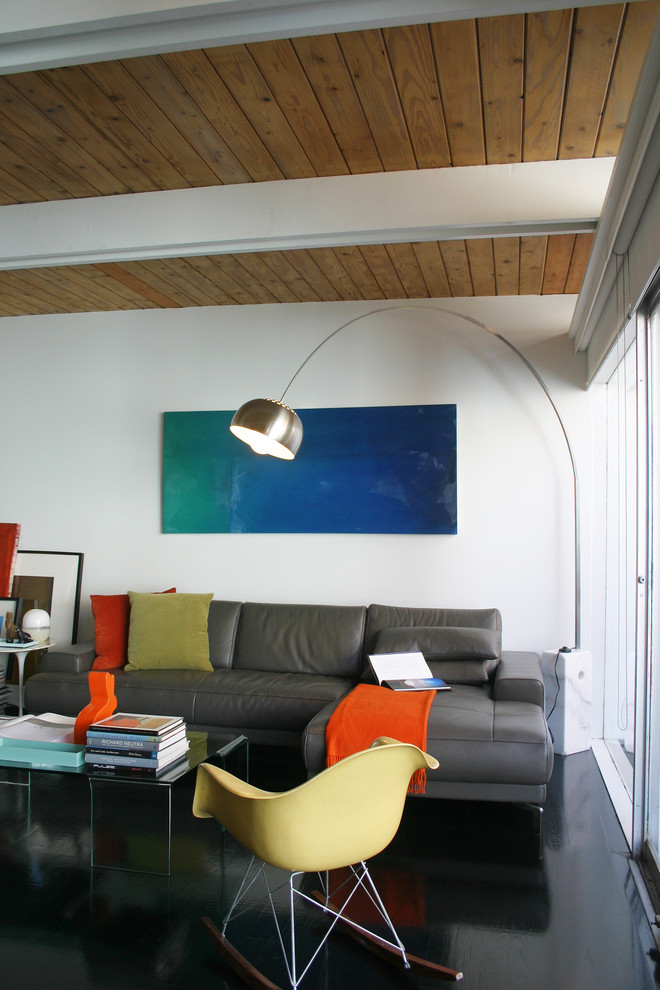 Esempio di un soggiorno moderno di medie dimensioni e aperto con pareti bianche, parquet scuro, TV a parete, sala formale e nessun camino